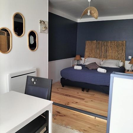 Les 2 Tours Hotel Chenay  Exterior photo