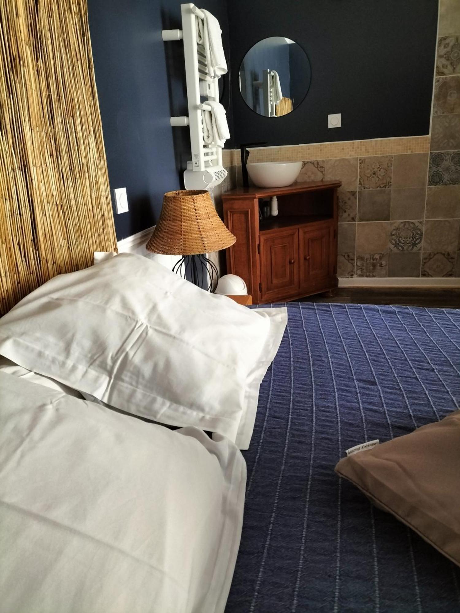 Les 2 Tours Hotel Chenay  Exterior photo