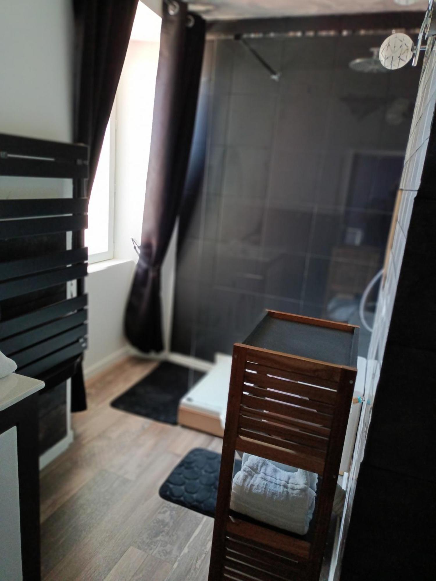 Les 2 Tours Hotel Chenay  Exterior photo